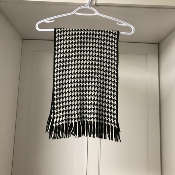 Black and White Houndstooth Fringed Scarf - Picture 3 of 3